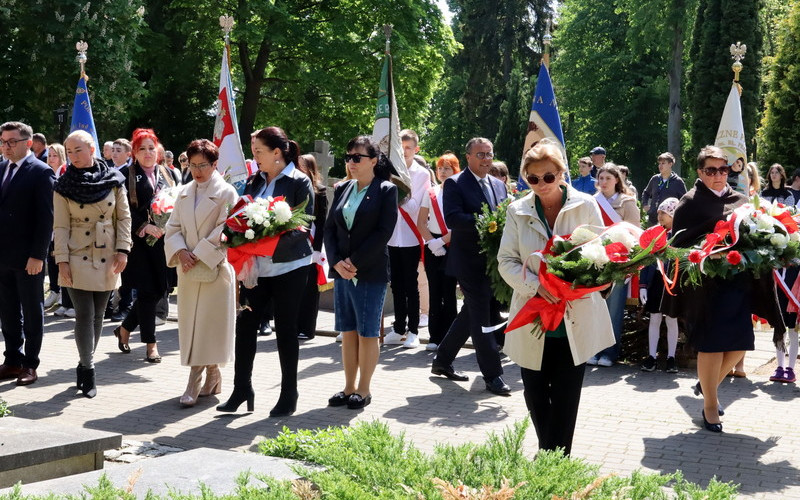 Grażyna Kluge, Przewodnicząca Rady Miejskiej w Elblągu; składająca kwiaty